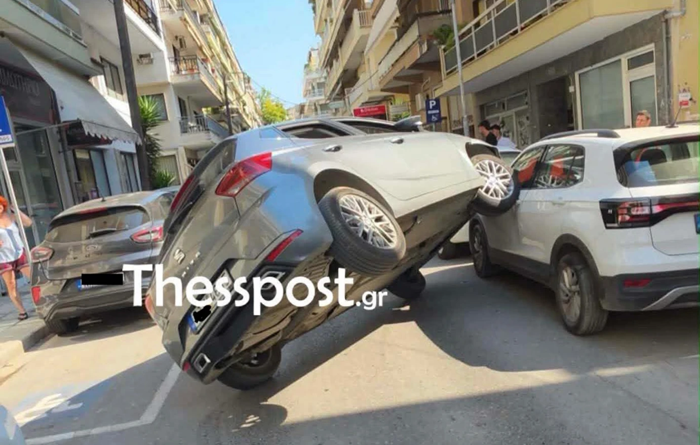 Θεσσαλονίκη: Αυτοκίνητο «πέταξε» σαν από ταινία καταδίωξης και «ανέβηκε» πάνω σε παρκαρισμένο
