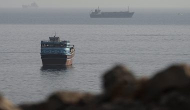Νέες εκρήξεις κοντά σε δεξαμενόπλοιο στα Στενά του Ορμούζ: Καλά στην υγεία του το πλήρωμα
