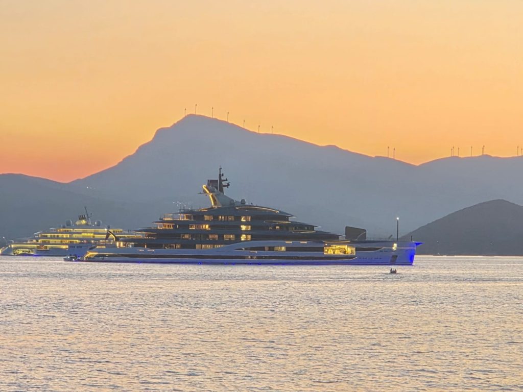 Το «θηρίο» των 450 εκατ. δολαρίων έδεσε στον Πόρο – Η υπερπολυτελής θαλαμηγός που κοστίζει όσο μια περιουσία (φώτο)