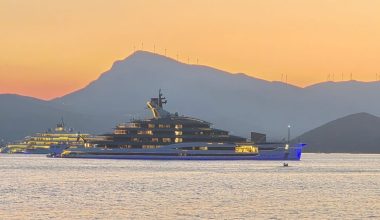 Το «θηρίο» των 450 εκατ. δολαρίων έδεσε στον Πόρο – Η υπερπολυτελής θαλαμηγός που κοστίζει όσο μια περιουσία (φώτο)