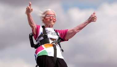 97χρονη Βρετανίδα γράφει ιστορία στον αέρα – Έσπασε παγκόσμιο ρεκόρ με wing walk (βίντεο)