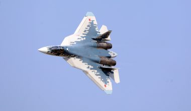 Ανησυχία στην Δύση: H Ρωσία εξοπλίζει τα Su-57 με νέους πυραύλους που «κυνηγούν» τον στόχο μέσα από παρεμβολές!