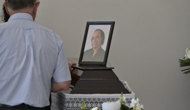 Αυτή την ώρα συγγενείς και φίλοι λένε το τελευταίο «αντίο» στον τραγουδιστή Λ.Χαλκιά (φωτο)