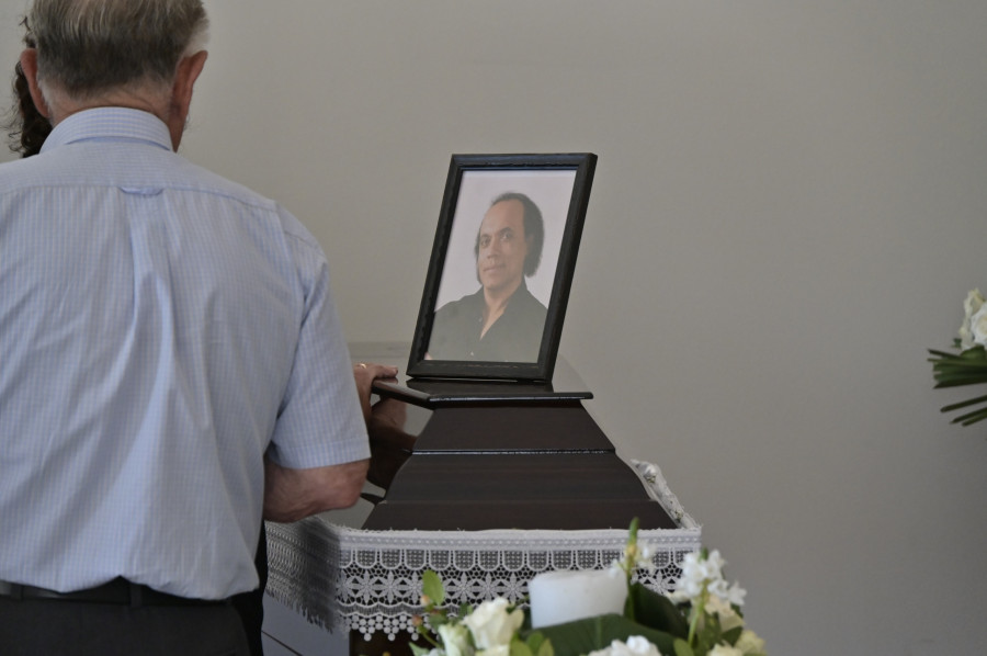Αυτή την ώρα συγγενείς και φίλοι λένε το τελευταίο «αντίο» στον τραγουδιστή Λ.Χαλκιά (φωτο)