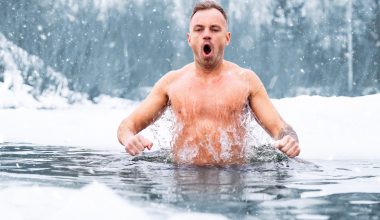 Cold Water Swimming: Γιατί όλο και περισσότεροι μπαίνουν σε παγωμένα νερά