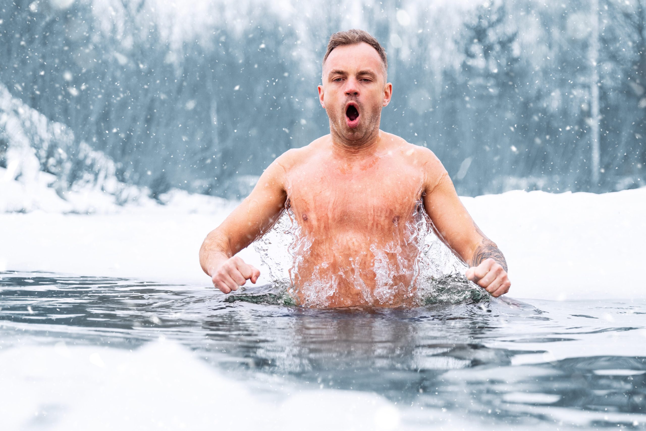 Cold Water Swimming: Γιατί όλο και περισσότεροι μπαίνουν σε παγωμένα νερά
