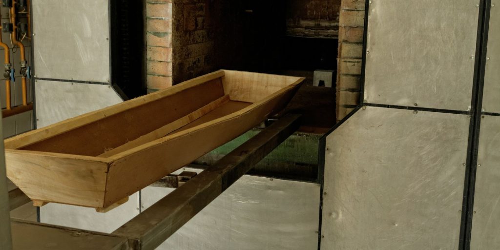 Το παράξενο φαινόμενο που μπορεί να συμβεί κατά την αποτέφρωση: Όταν το σώμα κινείται