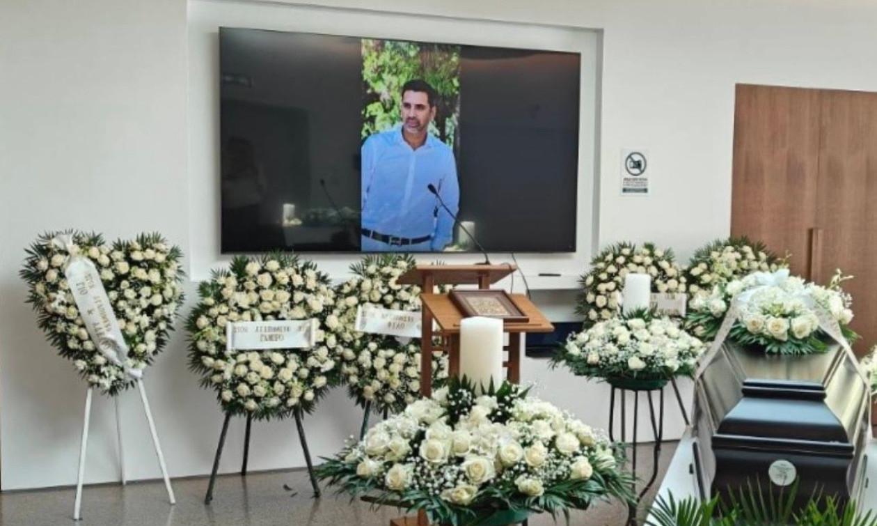 Το ύστατο «χαίρε» στον πιλότο του ελικοπτέρου που έχασε τη ζωή του στην Ψάθα στο αποτεφρωτήριο Ριτσώνας