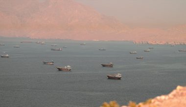 Το Ιράν εξετάζει μπλόκο στα Στενά του Ορμούζ για «εχθρικά» πλοία – Πρόστιμα έως 20% στα φορτία