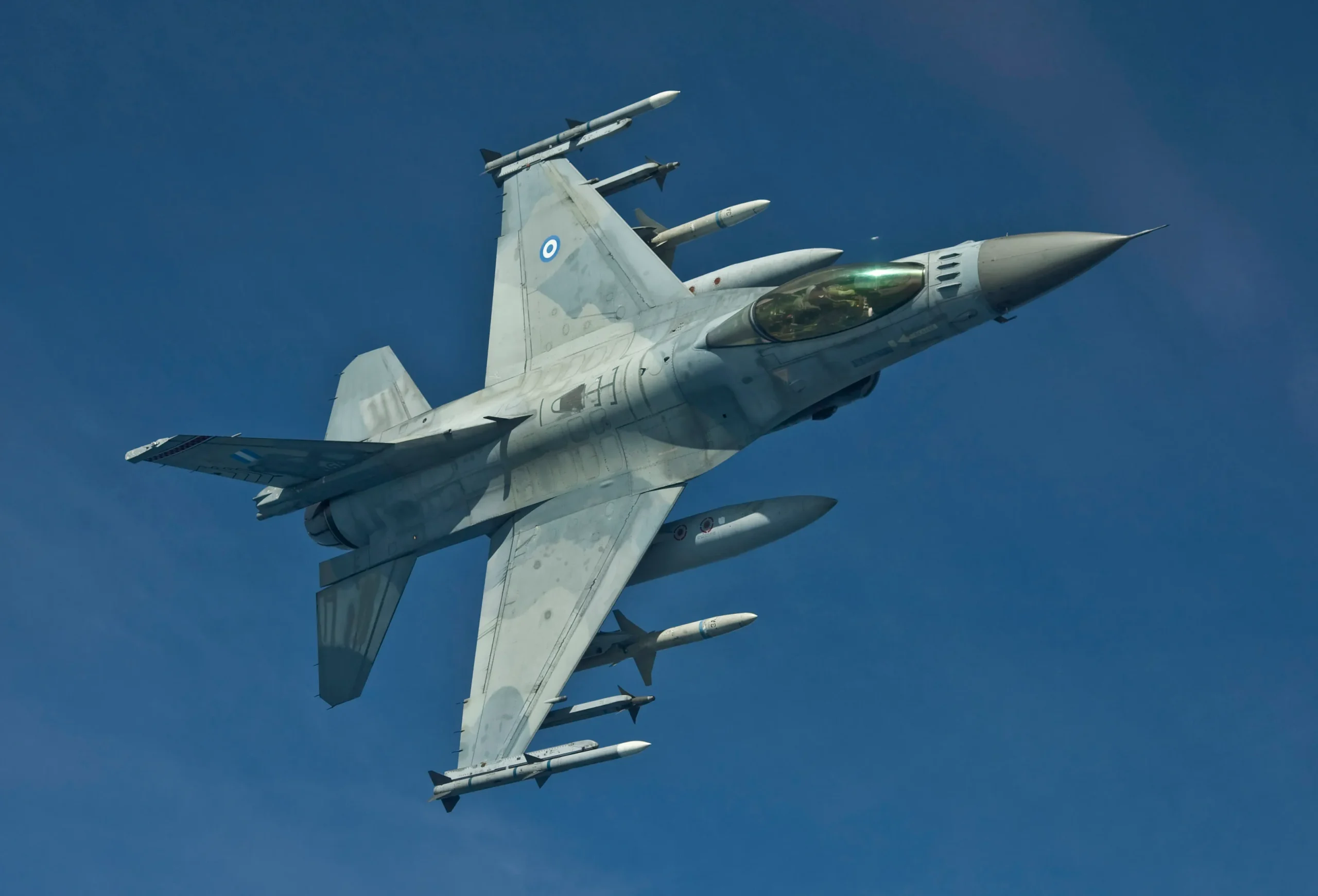 Τουρκικά οπλισμένα F-16 «συνεπλάκησαν» με ελληνικά μαχητικά στο Αιγαίο
