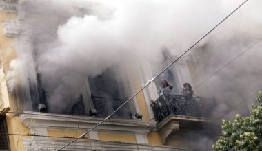 Στην ΓΑΔΑ από το Λονδίνο συνοδεία αστυνομικών η 46χρονη κατηγορούμενη για την Marfin