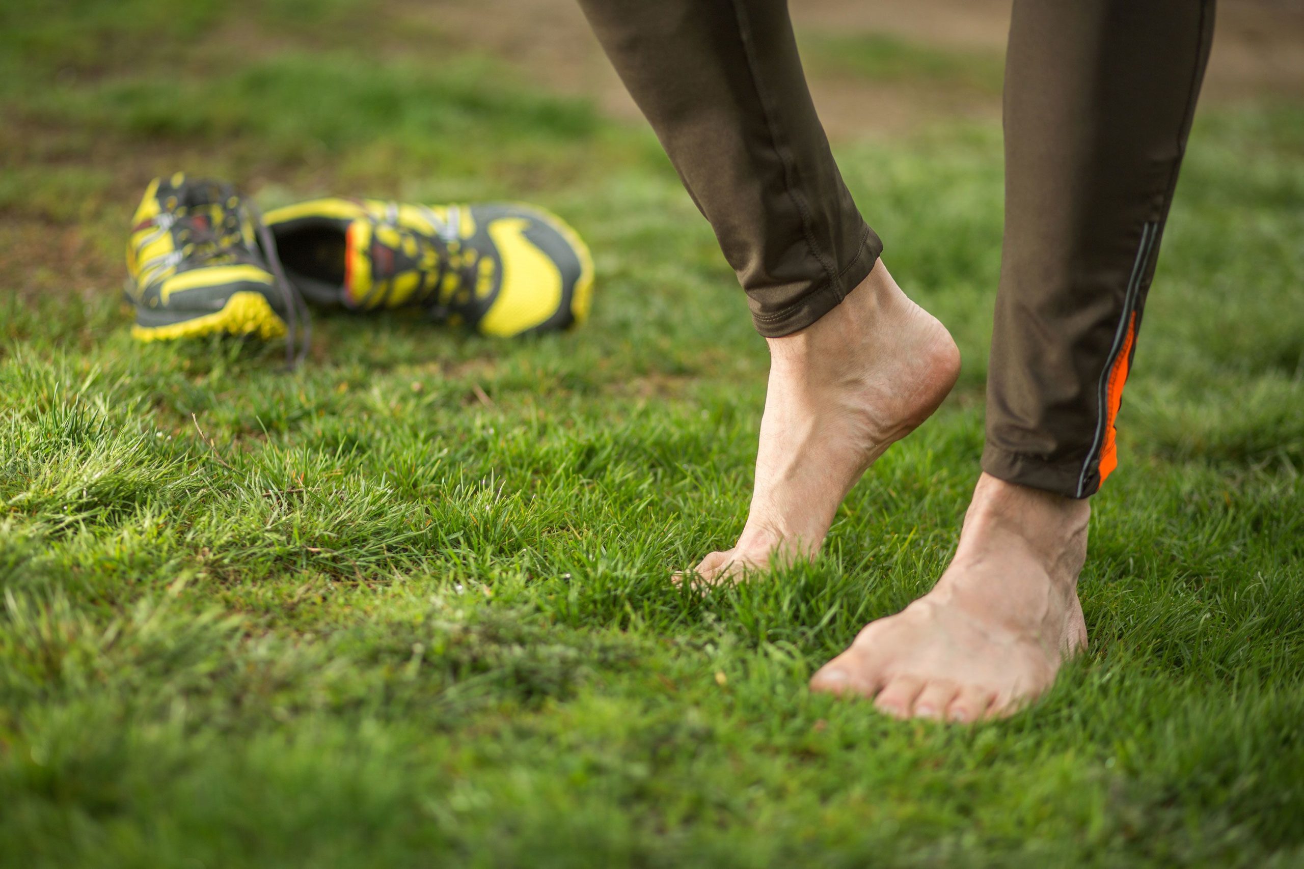 Barefoot Running: Γιατί όλο και περισσότεροι δρομείς αφήνουν τα αθλητικά παπούτσια