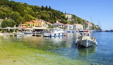 Κιόνι Ιθάκης: Το γραφικό παραθαλάσσιο χωριό που διατηρεί την αυθεντική ομορφιά του Ιονίου (φωτο)
