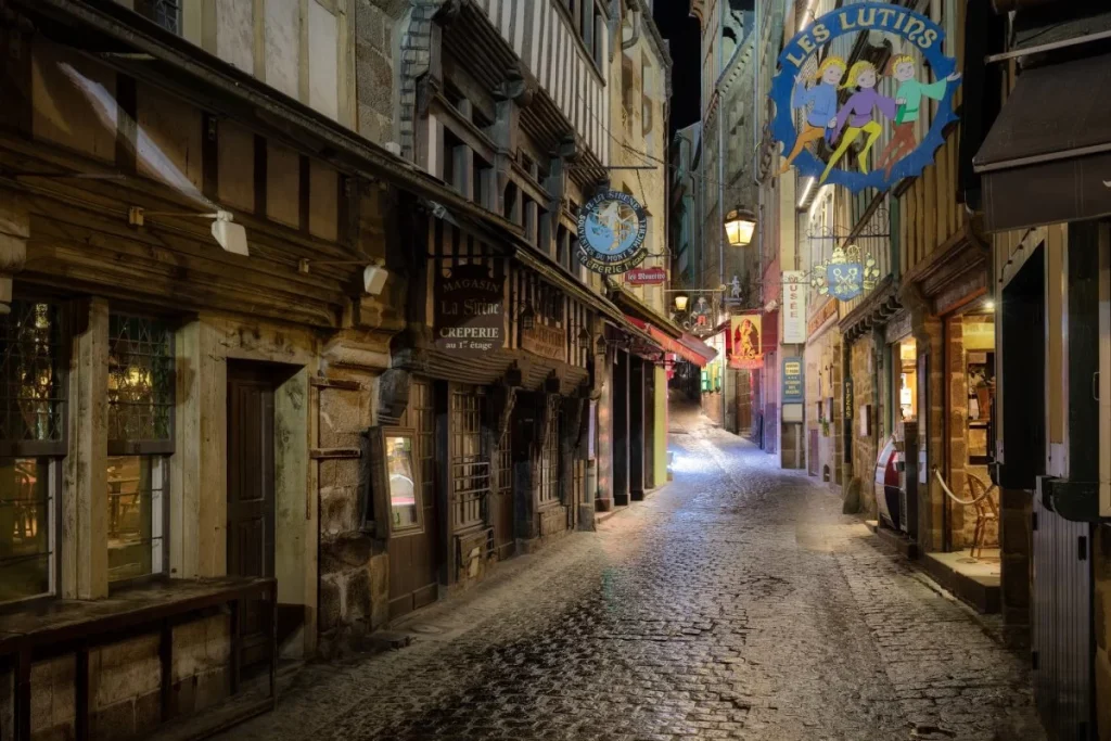 Εκεί όπου οι δρόμοι στενεύουν αλλά η ιστορία μεγαλώνει: Τα εμβληματικά σοκάκια της Ευρώπης