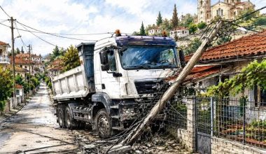 Φορτηγό «έφυγε» μόνο του και καρφώθηκε σε σπίτι στη Μαγνησία (φώτο)