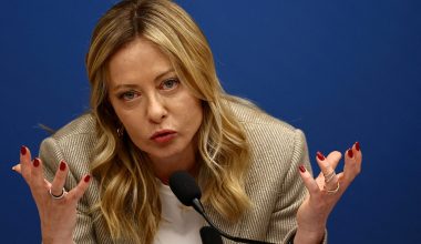Τ.Μελόνι «Δεν δεχόμαστε τελεσίγραφα» – Σκληρή κόντρα Ρώμης–Μαδρίτης για τα σύνορα Σένγκεν