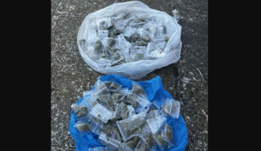 Χειροπέδες σε 35χρονο στο Μαρούσι: Μαζί με δύο άλλα άτομα «έσπρωχνε» ναρκωτικά σε προαύλιο σχολείου (φωτο)