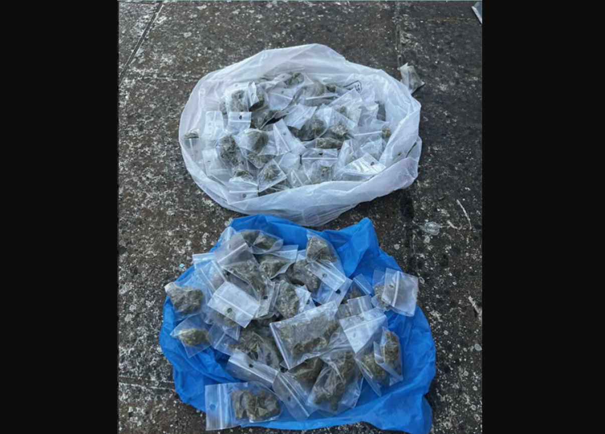 Χειροπέδες σε 35χρονο στο Μαρούσι: Μαζί με δύο άλλα άτομα «έσπρωχνε» ναρκωτικά σε προαύλιο σχολείου (φωτο)