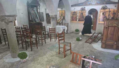 Εικόνες ντροπής στο Σαρωνικό: Ανήμερα του Σωτήρος άγνωστοι βανδάλισαν εκκλησάκι της Μεταμορφώσεως (φωτογραφίες)