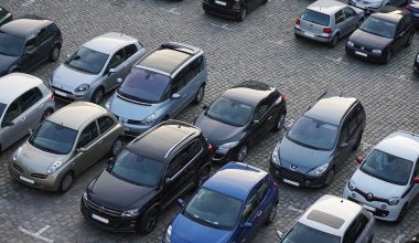 «Χάος» με τις πινακίδες κυκλοφορίας: Χιλιάδες νέα αυτοκίνητα παραμένουν ακινητοποιημένα στις αντιπροσωπείες!