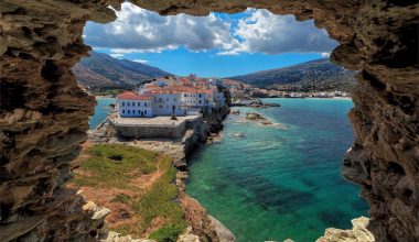 Αξίζει να το επισκεφθείς: Το κυκλαδίτικο νησί που συνδυάζει θάλασσα, φύση και πολιτισμό