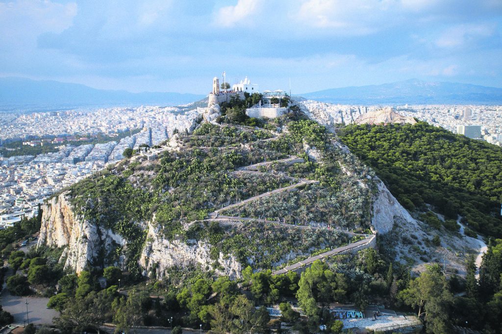 «Θρίλερ» στον Λυκαβηττό: Εντοπίστηκε σορός σε σπηλιά κοντά σε εκκλησάκι! – Δείτε φωτογραφίες από το σημείο (upd)