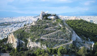 «Θρίλερ» στον Λυκαβηττό: Εντοπίστηκε σορός σε προχωρημένη σήψη σε σπηλιά κοντά σε εκκλησάκι!