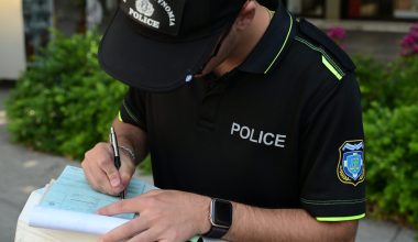 Νέος ΚΟΚ: Η παράβαση του συνοδηγού που μπορεί να κοστίσει στον οδηγό δίπλωμα και πινακίδες