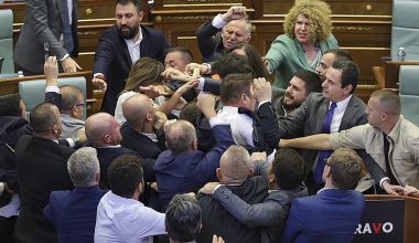 Χάος στο Κοινοβούλιο του Κοσόβου – Βουλευτής πέταξε αυγά στον πρωθυπουργό (βίντεο)