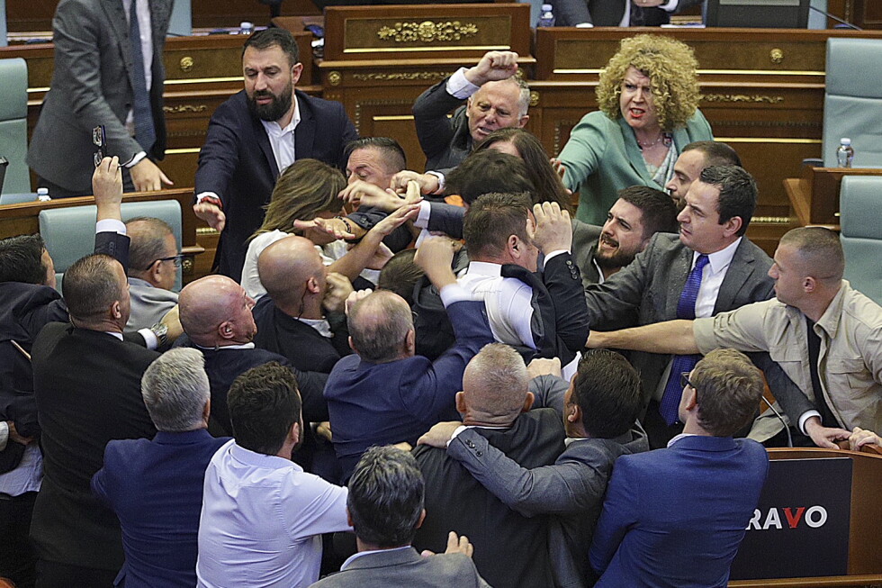 Χάος στο Κοινοβούλιο του Κοσόβου – Βουλευτής πέταξε αυγά στον πρωθυπουργό (βίντεο)