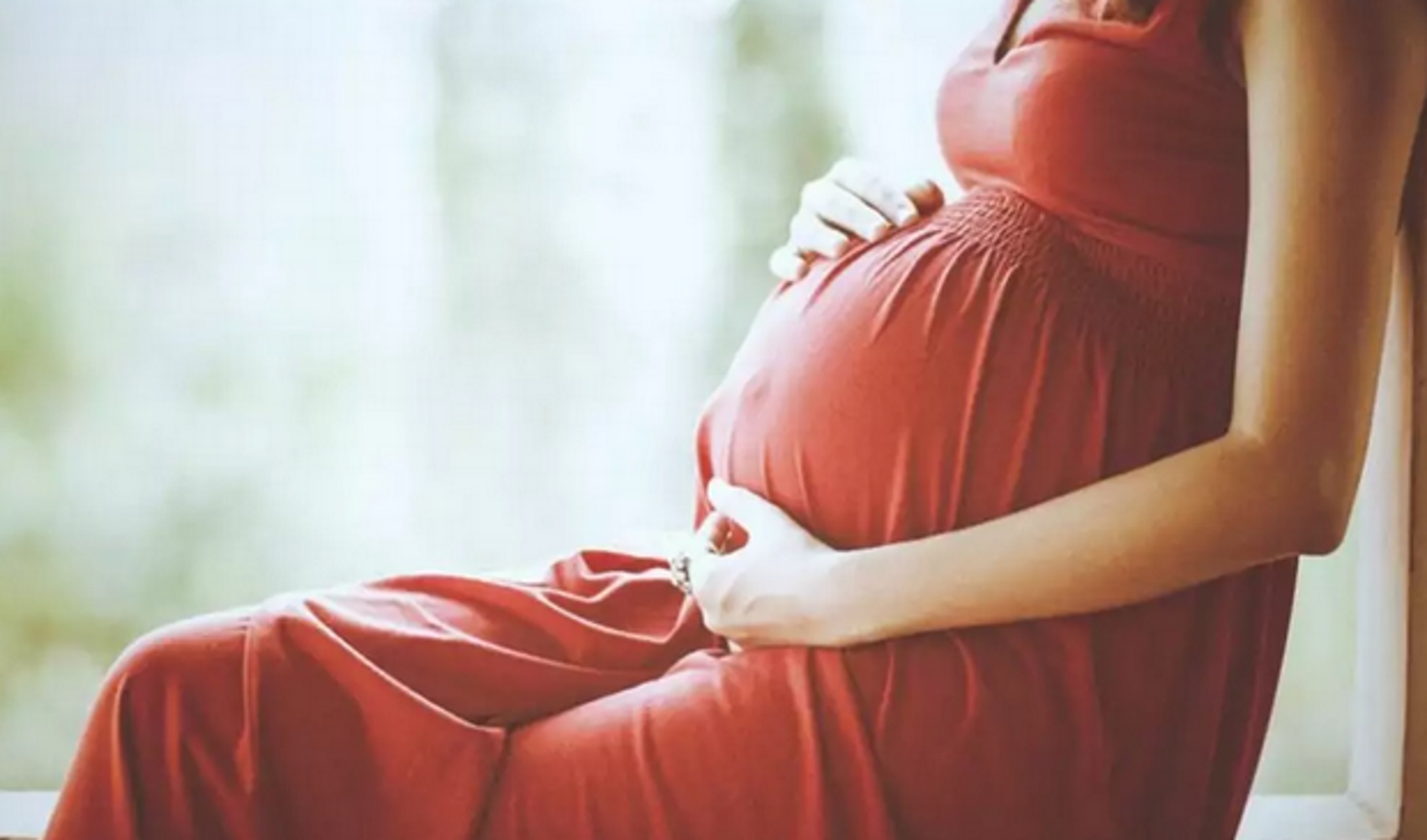 Νέα μελέτη: Η εισπνοή καπνού από τις πυρκαγιές αυξάνει τον κίνδυνο για εγκύους και έμβρυα