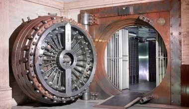 Γιατί οι πόρτες των χρηματοκιβωτίων είναι τόσο τεράστιες;