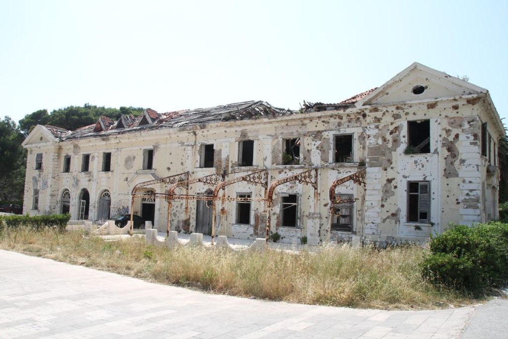 Τα εγκαταλελειμμένα ξενοδοχεία που κάποτε φιλοξενούσαν βασιλιάδες και σταρ