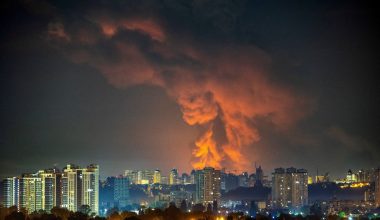 «Φώτισε» το Κίεβο μετά από χτύπημα με υπερηχητικό 3M22 Zircon: Σοκαρισμένος Ουκρανός κατέγραψε τη στιγμή (βίντεο)