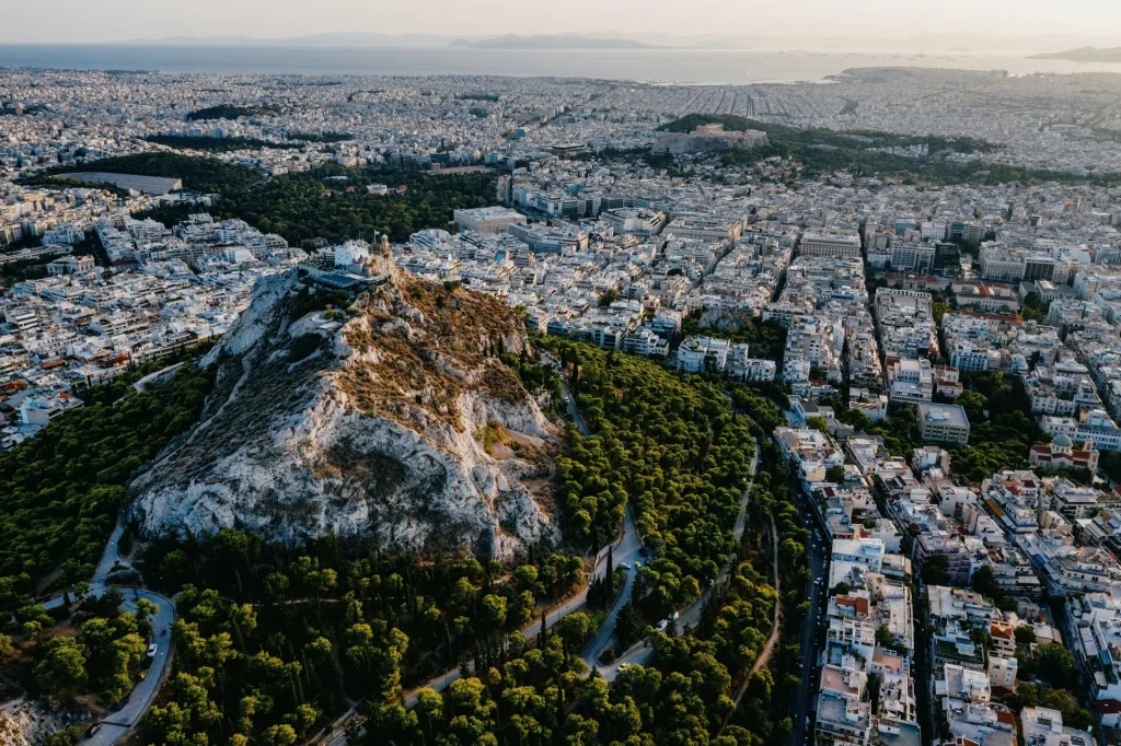 Λυκαβηττός: Σε 57χρονη γυναίκα ανήκει η σορός που εντοπίστηκε σε σπηλιά – Σε πτώση οφείλεται ο θάνατός της