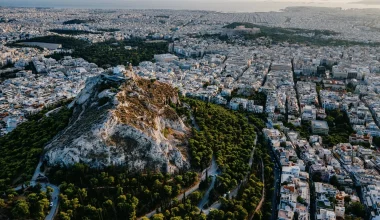 Λυκαβηττός: Σε 57χρονη γυναίκα ανήκει η σορός που εντοπίστηκε σε σπηλιά – Σε πτώση οφείλεται ο θάνατός της