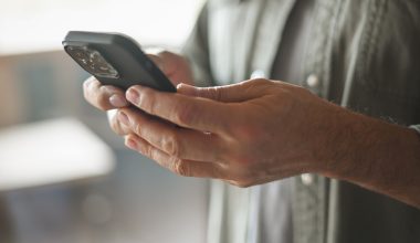 Γιατί νομίζουμε ότι χτυπάει το κινητό ενώ δεν χτύπησε ποτέ; – Το φαινόμενο της «δόνησης-φάντασμα»