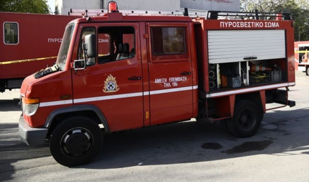 Αθήνα: Φωτιά σε εγκαταλελειμμένο κτίριο στην Κουμουνδούρου – Απεγκλωβίστηκε ένα άτομο