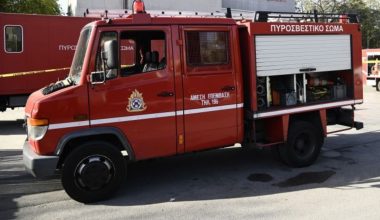 Αθήνα: Φωτιά σε εγκαταλελειμμένο κτίριο στην Κουμουνδούρου – Απεγκλωβίστηκε ένα άτομο