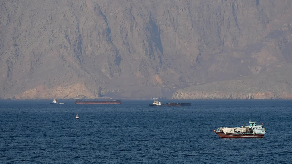 Πλοίο της ADNOC των ΗΑΕ κτυπήθηκε από πύραυλο στα Στενά του Ορμούζ