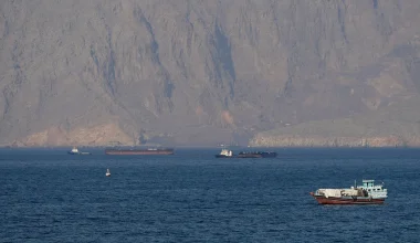 Πλοίο της ADNOC των ΗΑΕ κτυπήθηκε από πύραυλο στα Στενά του Ορμούζ