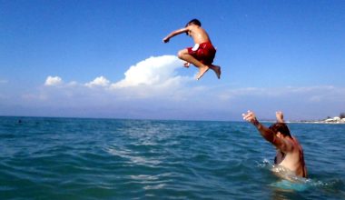 Από τα χειρότερα γλύτωσε 8χρονος Βρετανός: Έκανε βουτιά σε παραλία της Χαλκιδικής και χτύπησε με το κεφάλι σε βράχο