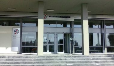 Γιατί τα περισσότερα δημόσια κτίρια έχουν σκάλες στην είσοδο