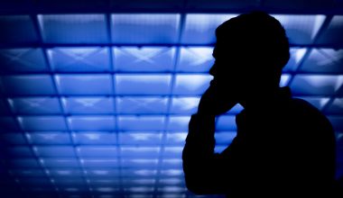 Επιτήδειος πήρε χρήματα που ξεπερνούν τις 400.000 ευρώ εξαπατώντας δύο ηλικιωμένες – Πώς τις έπεισε