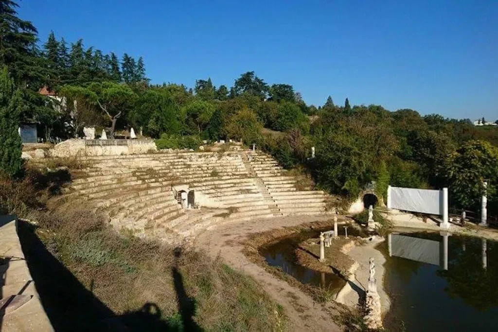 Έστησε ψεύτικο ρωμαϊκό θέατρο και έκοβε εισιτήρια 40 ευρώ –  Η πιο «ευρηματική» απάτη στην Ιταλία