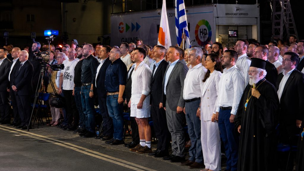 Ο Φειδίας Παναγιώτου εμφανίστηκε με σορτς σε εκδήλωση μνήμης για τους Ισαάκ – Σολωμού και προκάλεσε αντιδράσεις