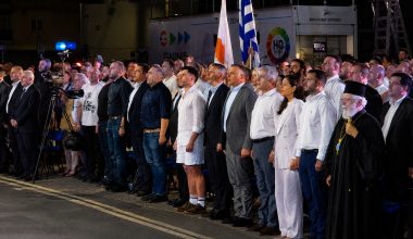 Ο Φειδίας Παναγιώτου εμφανίστηκε με σορτς σε εκδήλωση μνήμης για τους Ισαάκ – Σολωμού και προκάλεσε αντιδράσεις