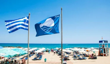 Γαλάζιες Σημαίες 2026: Οι 17 παραλίες της Αττικής που ξεχώρισαν – Αναλυτικά η λίστα