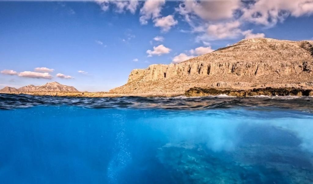 Παλιά πυρομαχικά εντοπίστηκαν σε παραλία της Καρπάθου – Απαγορεύτηκε η πρόσβαση στην περιοχή