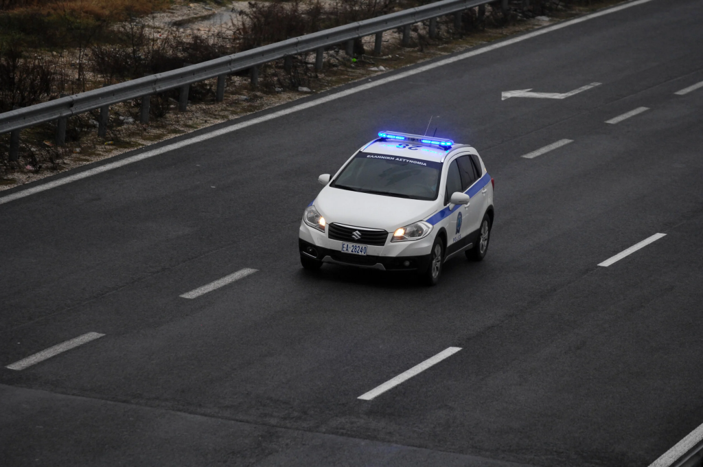 Προσπερνάμε περιπολικό στον δρόμο; – Τι προβλέπει ο ΚΟΚ και πότε μπορεί να γίνει νόμιμα